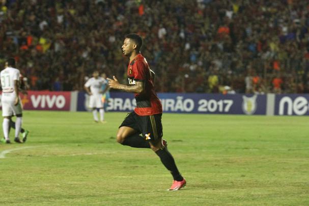 Abel Braga foi recebido sob aplausos quando subiu ao gramado e se emocionou com homenagem da torcida rubro-negra