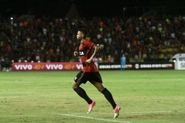 Abel Braga foi recebido sob aplausos quando subiu ao gramado e se emocionou com homenagem da torcida rubro-negra