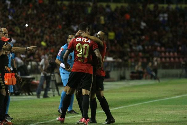 Abel Braga foi recebido sob aplausos quando subiu ao gramado e se emocionou com homenagem da torcida rubro-negra