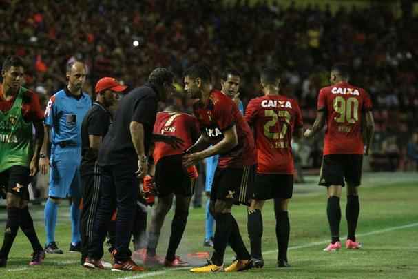 Abel Braga foi recebido sob aplausos quando subiu ao gramado e se emocionou com homenagem da torcida rubro-negra