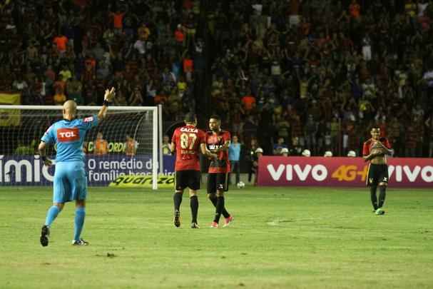 Abel Braga foi recebido sob aplausos quando subiu ao gramado e se emocionou com homenagem da torcida rubro-negra