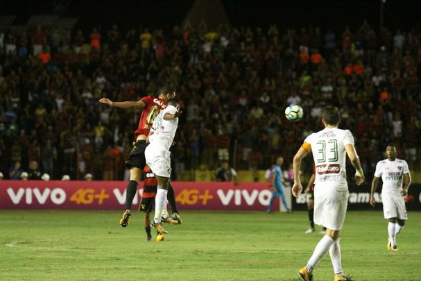 Abel Braga foi recebido sob aplausos quando subiu ao gramado e se emocionou com homenagem da torcida rubro-negra