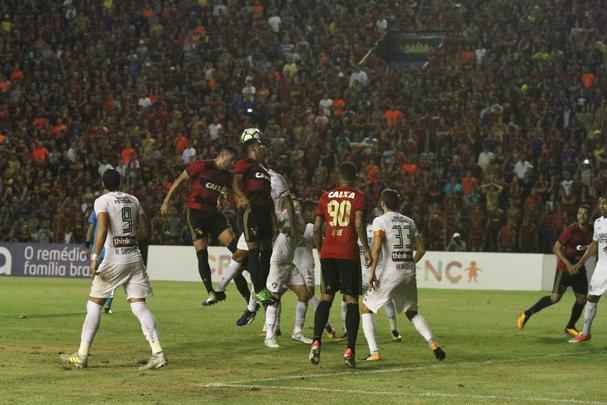Abel Braga foi recebido sob aplausos quando subiu ao gramado e se emocionou com homenagem da torcida rubro-negra