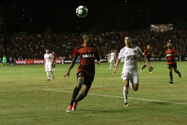Abel Braga foi recebido sob aplausos quando subiu ao gramado e se emocionou com homenagem da torcida rubro-negra