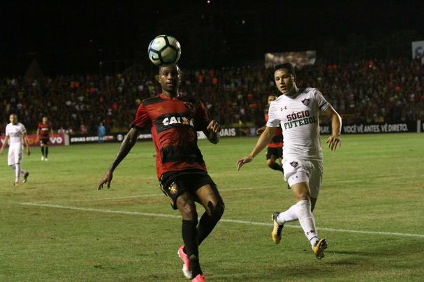 Abel Braga foi recebido sob aplausos quando subiu ao gramado e se emocionou com homenagem da torcida rubro-negra