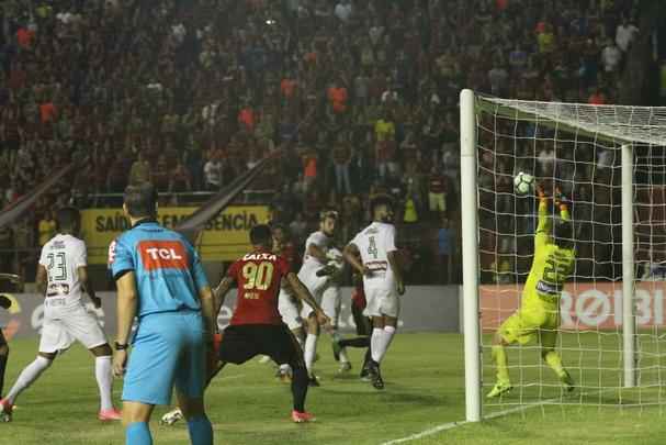 Abel Braga foi recebido sob aplausos quando subiu ao gramado e se emocionou com homenagem da torcida rubro-negra