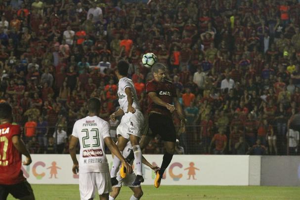 Abel Braga foi recebido sob aplausos quando subiu ao gramado e se emocionou com homenagem da torcida rubro-negra
