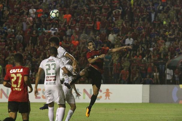 Abel Braga foi recebido sob aplausos quando subiu ao gramado e se emocionou com homenagem da torcida rubro-negra
