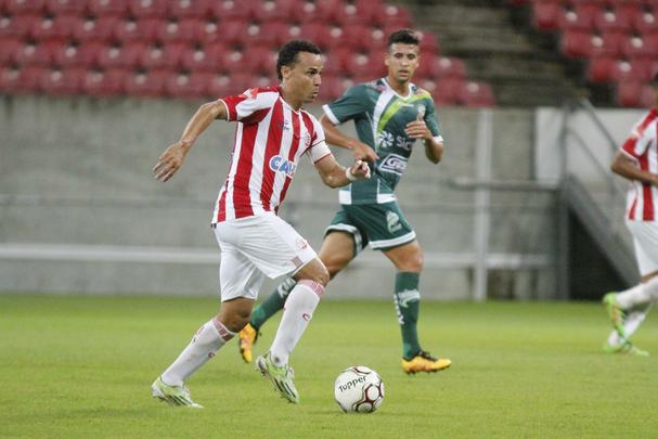 Jogando com uma postura ofensiva, adotada pelo tcnico estreante Roberto Fernandes, Timbu mostrou um futebol mais agressivo no ataque e venceu a sua primeira partida em casa na Srie B. rick, de pnalti, marcou o gol da vitria.
