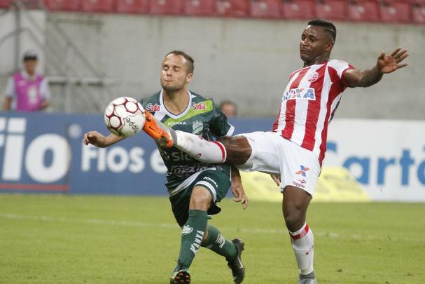 Jogando com uma postura ofensiva, adotada pelo tcnico estreante Roberto Fernandes, Timbu mostrou um futebol mais agressivo no ataque e venceu a sua primeira partida em casa na Srie B. rick, de pnalti, marcou o gol da vitria.