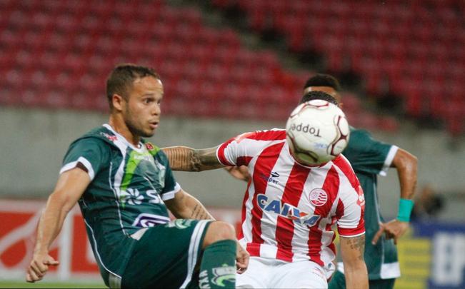Jogando com uma postura ofensiva, adotada pelo tcnico estreante Roberto Fernandes, Timbu mostrou um futebol mais agressivo no ataque e venceu a sua primeira partida em casa na Srie B. rick, de pnalti, marcou o gol da vitria.