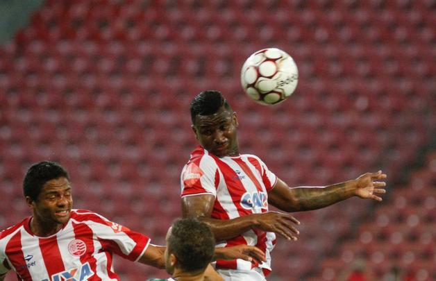 Jogando com uma postura ofensiva, adotada pelo tcnico estreante Roberto Fernandes, Timbu mostrou um futebol mais agressivo no ataque e venceu a sua primeira partida em casa na Srie B. rick, de pnalti, marcou o gol da vitria.