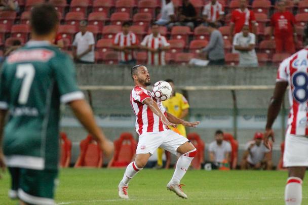 Jogando com uma postura ofensiva, adotada pelo tcnico estreante Roberto Fernandes, Timbu mostrou um futebol mais agressivo no ataque e venceu a sua primeira partida em casa na Srie B. rick, de pnalti, marcou o gol da vitria.