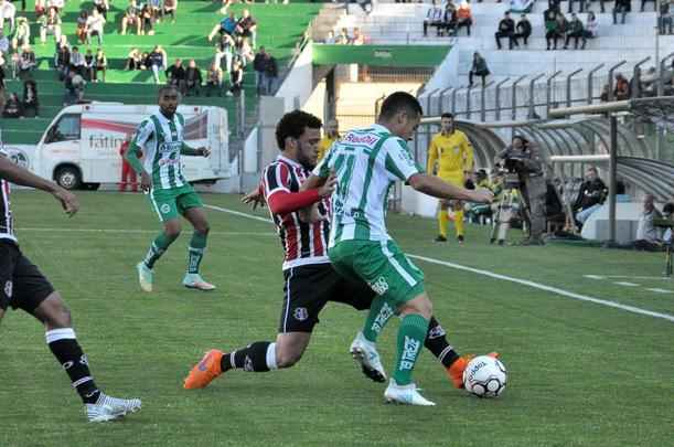 Diante do Juventude, em partida vlida pela 19 rodada da Srie B do Brasileiro, Santa Cruz perdeu por 2 a 1 em Caxias do Sul com nico gol coral de Jlio Sheik 