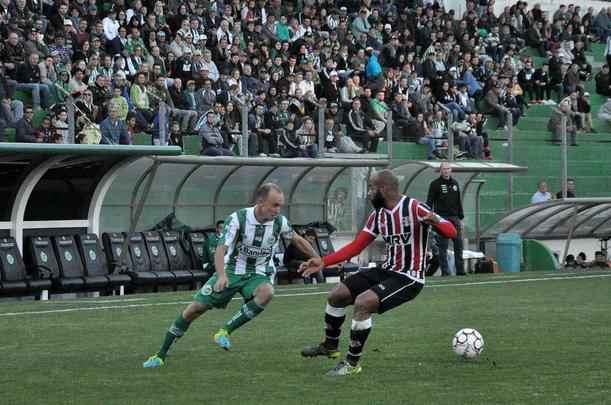Diante do Juventude, em partida vlida pela 19 rodada da Srie B do Brasileiro, Santa Cruz perdeu por 2 a 1 em Caxias do Sul com nico gol coral de Jlio Sheik 