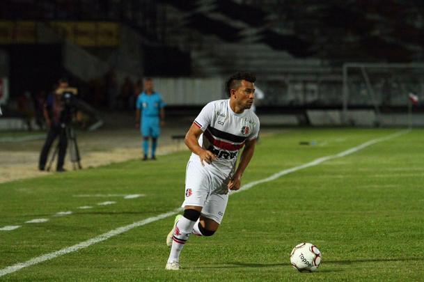 Com jogo começando às 19h15, muitos torcedores foram chegando durante a partida; público não foi dos maiores no Arruda