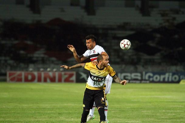 Com jogo começando às 19h15, muitos torcedores foram chegando durante a partida; público não foi dos maiores no Arruda