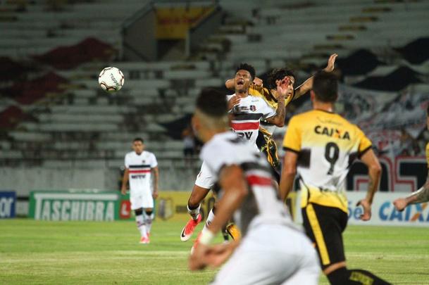 Com jogo começando às 19h15, muitos torcedores foram chegando durante a partida; público não foi dos maiores no Arruda