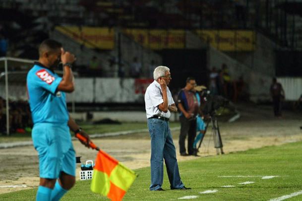 Com jogo começando às 19h15, muitos torcedores foram chegando durante a partida; público não foi dos maiores no Arruda