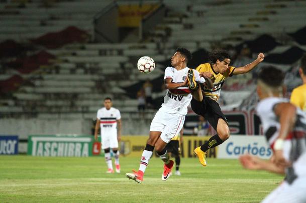Com jogo começando às 19h15, muitos torcedores foram chegando durante a partida; público não foi dos maiores no Arruda
