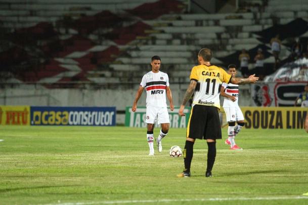 Com jogo começando às 19h15, muitos torcedores foram chegando durante a partida; público não foi dos maiores no Arruda