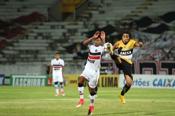 Com jogo começando às 19h15, muitos torcedores foram chegando durante a partida; público não foi dos maiores no Arruda