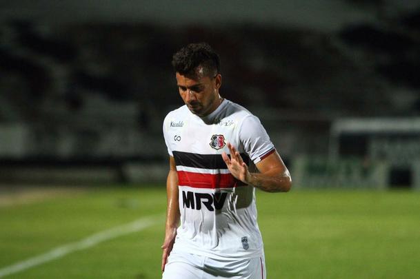 Com jogo começando às 19h15, muitos torcedores foram chegando durante a partida; público não foi dos maiores no Arruda