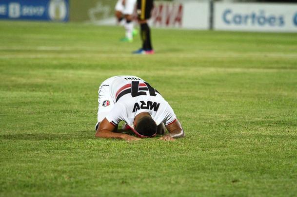 Com jogo começando às 19h15, muitos torcedores foram chegando durante a partida; público não foi dos maiores no Arruda