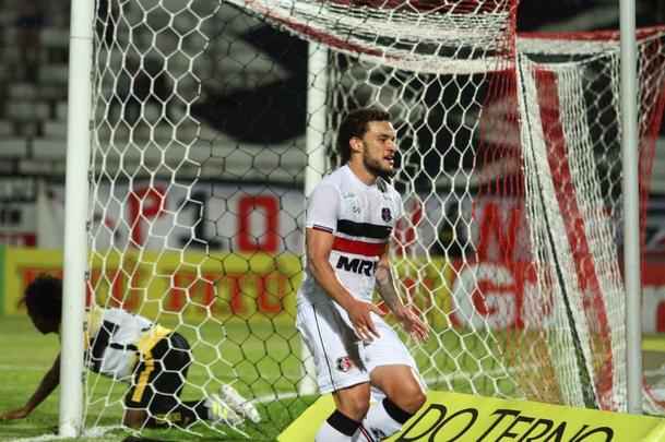 Com jogo começando às 19h15, muitos torcedores foram chegando durante a partida; público não foi dos maiores no Arruda