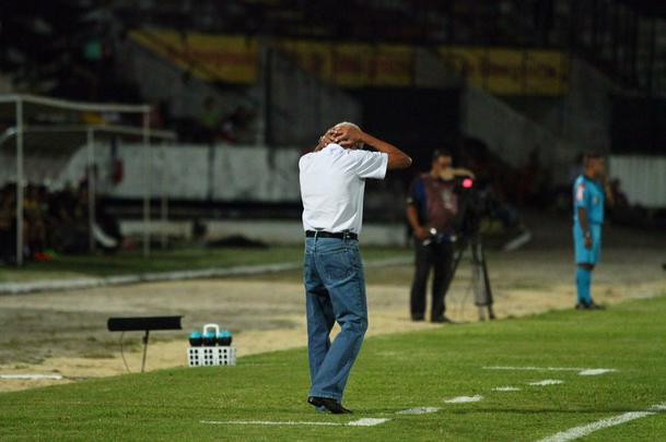 Com jogo começando às 19h15, muitos torcedores foram chegando durante a partida; público não foi dos maiores no Arruda
