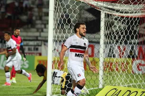 Com jogo começando às 19h15, muitos torcedores foram chegando durante a partida; público não foi dos maiores no Arruda