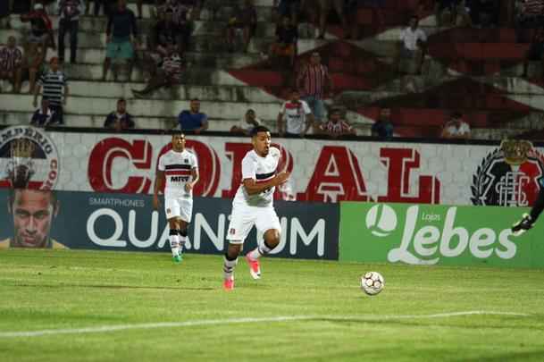 Com jogo começando às 19h15, muitos torcedores foram chegando durante a partida; público não foi dos maiores no Arruda