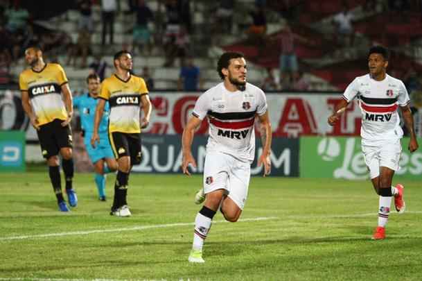 Com jogo começando às 19h15, muitos torcedores foram chegando durante a partida; público não foi dos maiores no Arruda