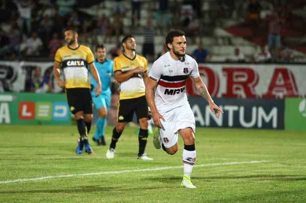 Com jogo começando às 19h15, muitos torcedores foram chegando durante a partida; público não foi dos maiores no Arruda