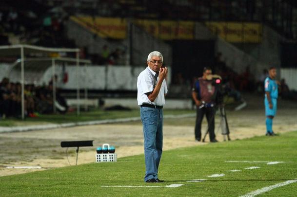 Com jogo começando às 19h15, muitos torcedores foram chegando durante a partida; público não foi dos maiores no Arruda