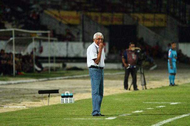 Com jogo começando às 19h15, muitos torcedores foram chegando durante a partida; público não foi dos maiores no Arruda