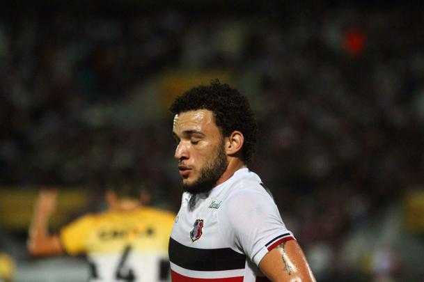 Com jogo começando às 19h15, muitos torcedores foram chegando durante a partida; público não foi dos maiores no Arruda