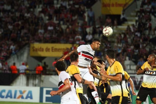 Com jogo começando às 19h15, muitos torcedores foram chegando durante a partida; público não foi dos maiores no Arruda