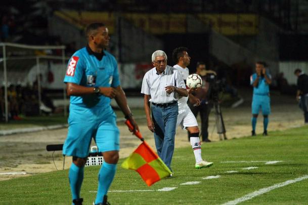 Com jogo começando às 19h15, muitos torcedores foram chegando durante a partida; público não foi dos maiores no Arruda