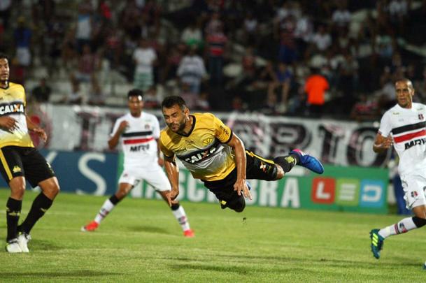 Com jogo começando às 19h15, muitos torcedores foram chegando durante a partida; público não foi dos maiores no Arruda