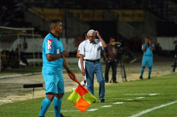 Com jogo começando às 19h15, muitos torcedores foram chegando durante a partida; público não foi dos maiores no Arruda