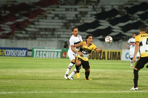 Com jogo começando às 19h15, muitos torcedores foram chegando durante a partida; público não foi dos maiores no Arruda