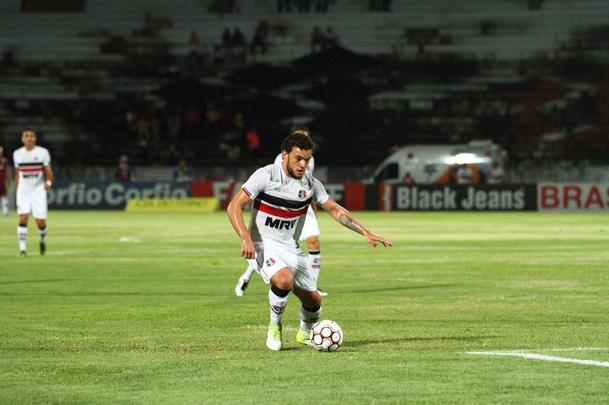 Com jogo começando às 19h15, muitos torcedores foram chegando durante a partida; público não foi dos maiores no Arruda