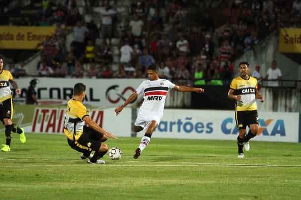 Com jogo começando às 19h15, muitos torcedores foram chegando durante a partida; público não foi dos maiores no Arruda