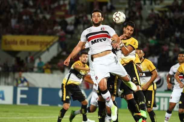 Com jogo começando às 19h15, muitos torcedores foram chegando durante a partida; público não foi dos maiores no Arruda