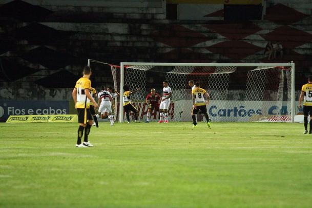 Com jogo começando às 19h15, muitos torcedores foram chegando durante a partida; público não foi dos maiores no Arruda