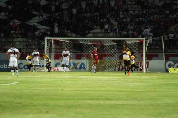 Com jogo começando às 19h15, muitos torcedores foram chegando durante a partida; público não foi dos maiores no Arruda