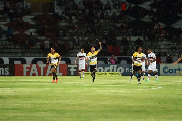 Com jogo começando às 19h15, muitos torcedores foram chegando durante a partida; público não foi dos maiores no Arruda