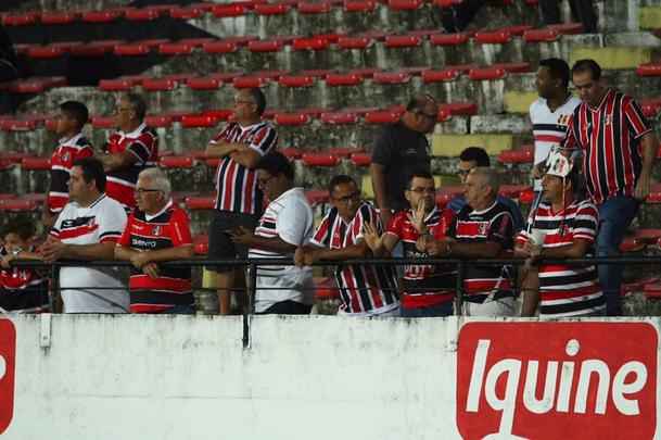 Com jogo começando às 19h15, muitos torcedores foram chegando durante a partida; público não foi dos maiores no Arruda
