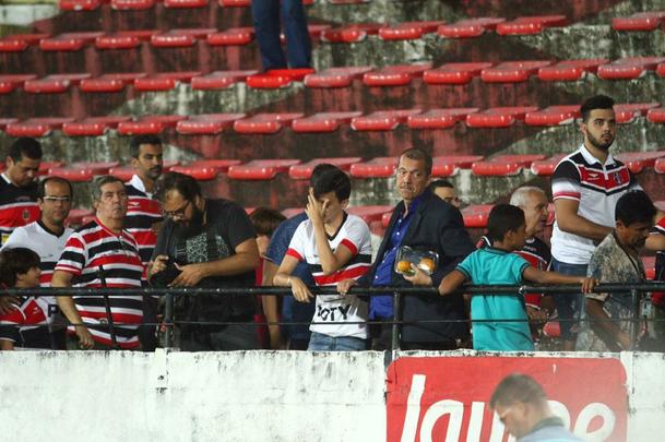 Com jogo começando às 19h15, muitos torcedores foram chegando durante a partida; público não foi dos maiores no Arruda